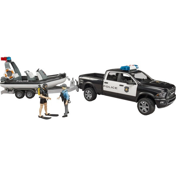 BRUDER RAM 2500 Polizei Pickup, L+S Modul, Anhänger mit Boot (schwarz/weiß, Inkl. 2 Figuren)