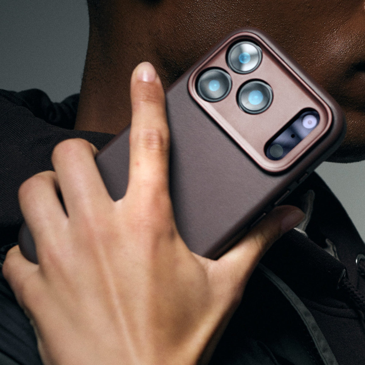 Decoded Leather Backcover for iPhone 17 Pro Max in Chocolate Brown