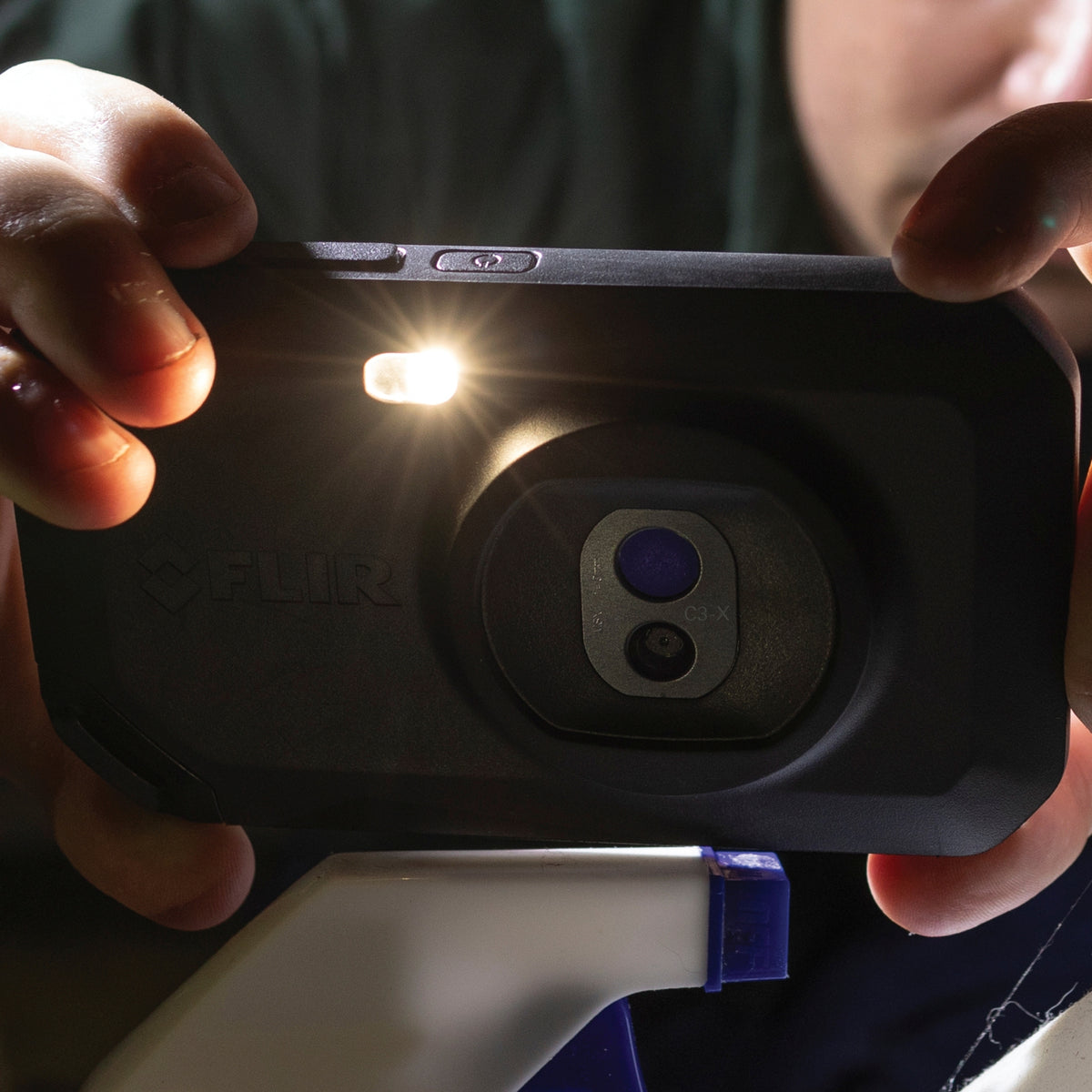FLIR C3-X? thermal imaging camera Black 1800 mAh Vanadium Oxide Uncooled Focal Plane Arrays Built-in display 128 x 96 pixels LCD 640 x 480 pixels