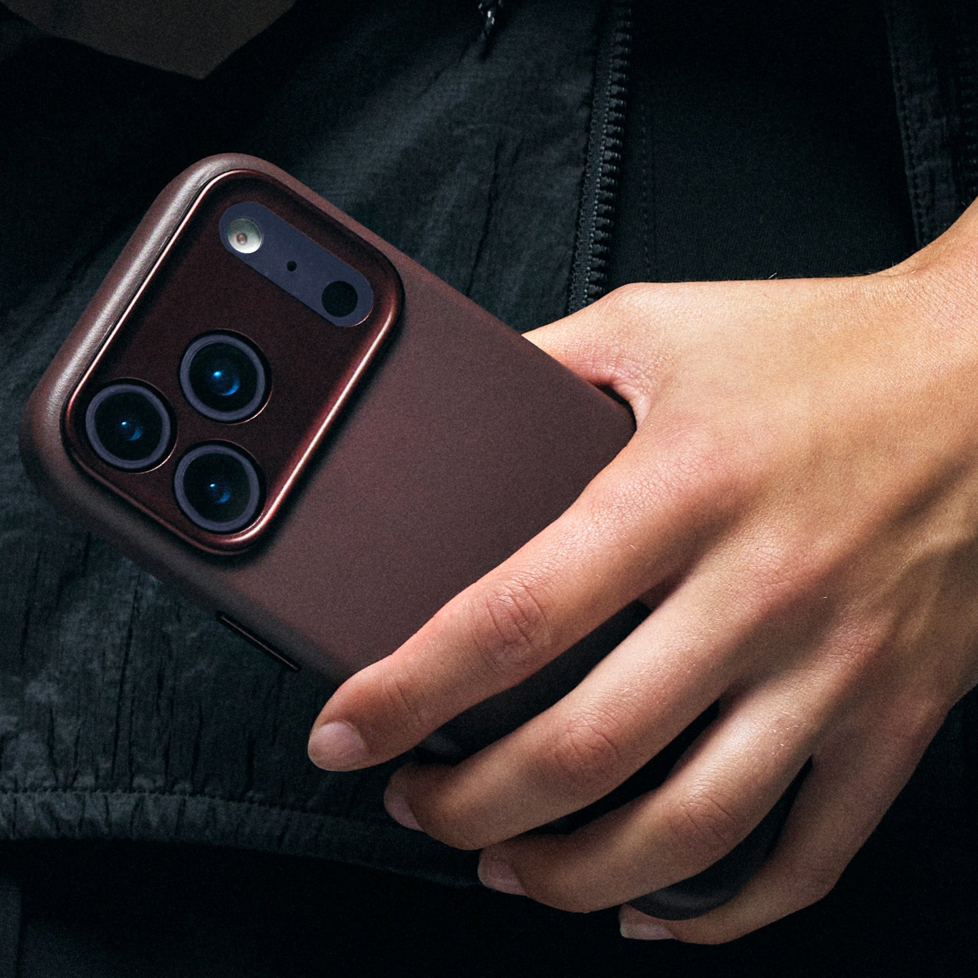 Decoded Leather Backcover for iPhone 17 Pro Max in Chocolate Brown