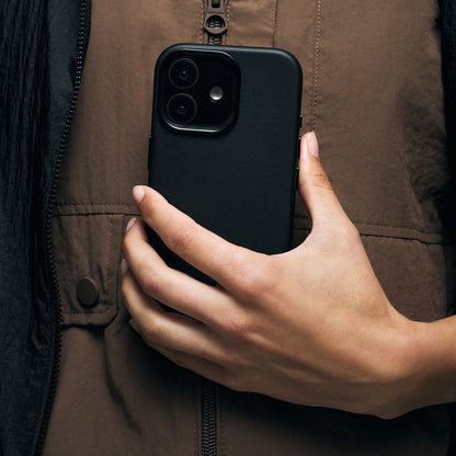 Decoded Leather Backcover for iPhone 17 in Black