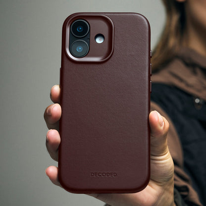 Decoded Leather Backcover for iPhone 17 in Chocolate Brown