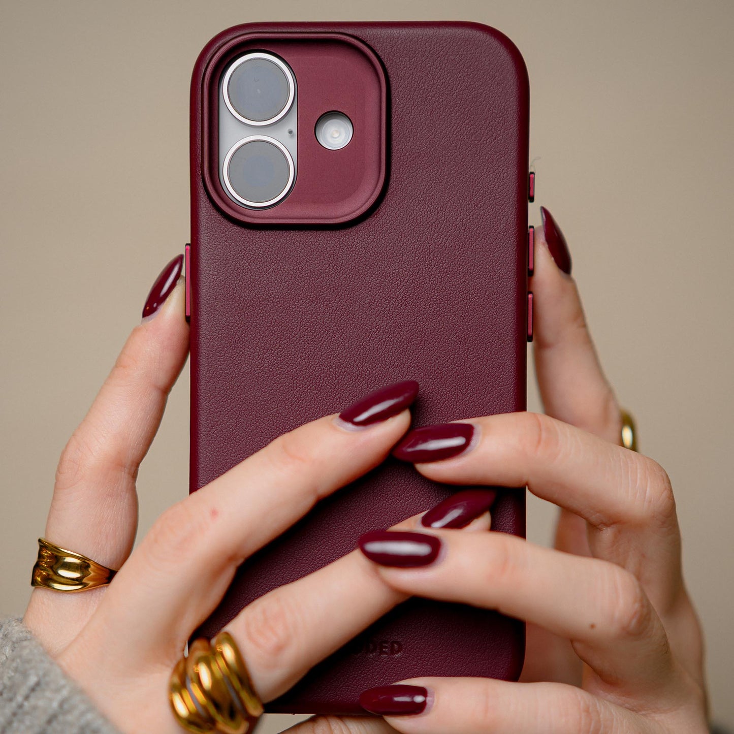 Decoded Leather Backcover for iPhone 17 in Dark Ruby