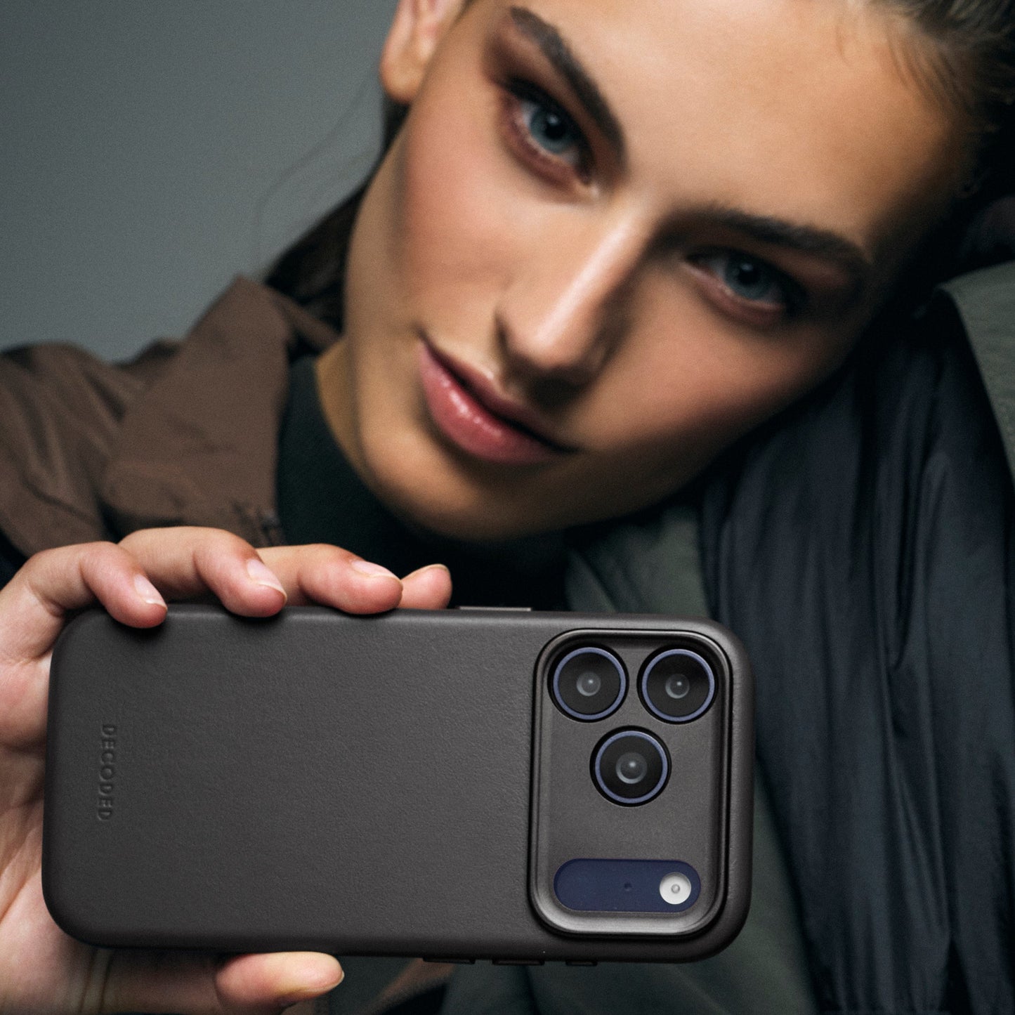 Decoded Leather Backcover for iPhone 17 Pro in Black
