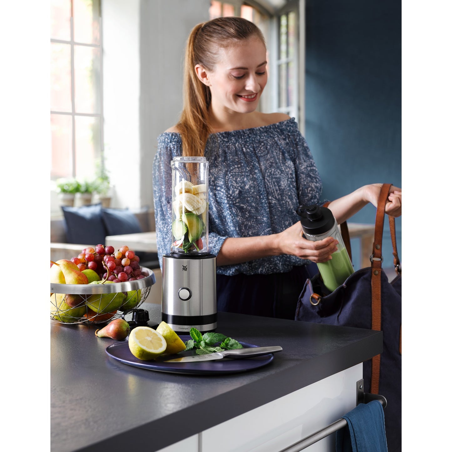 WMF consumer electric KÜCHENminis Smoothie-to-go (edelstahl/schwarz, 300 Watt, Behälter 0,6 Liter)