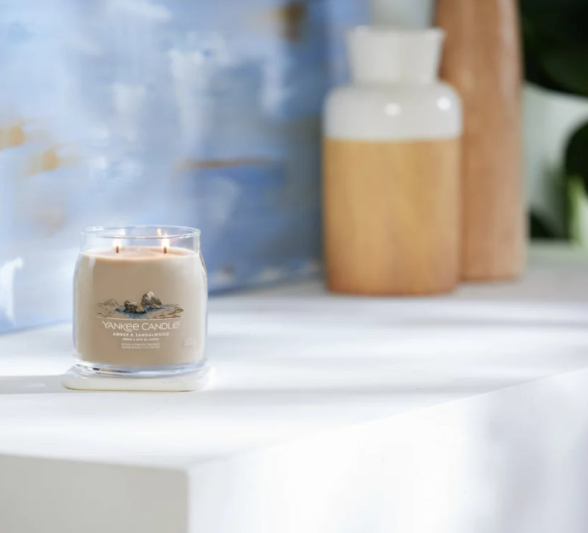 YC SIGNATURE - Medium Candle AMBER & SANDALWOOD YANKEE