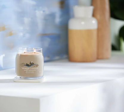 YC SIGNATURE - Medium Candle AMBER & SANDALWOOD YANKEE