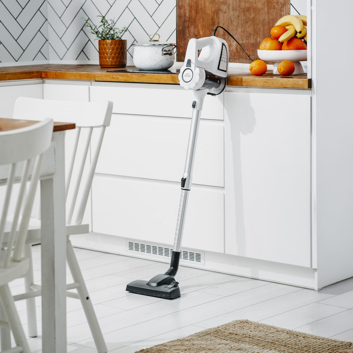 Φορητή ηλεκτρική σκούπα χειρός Adler AD 7036W σε λευκό χρώμα