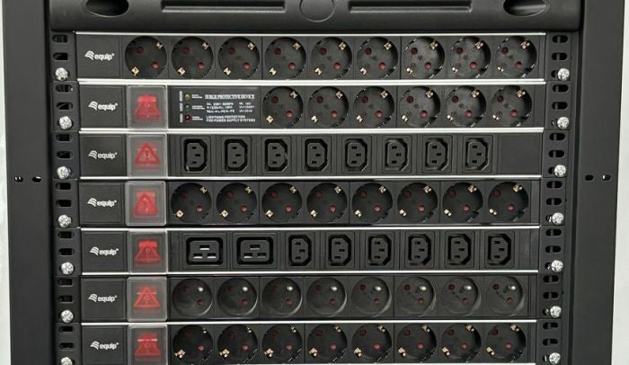 Equip 19" Steckdosenleiste CEE7/7 90°->8xSchuko+Switch  Alu.
