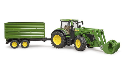 John Deere 7R 350 mit Frontlader und Tandemachstransportanhänger (grün)