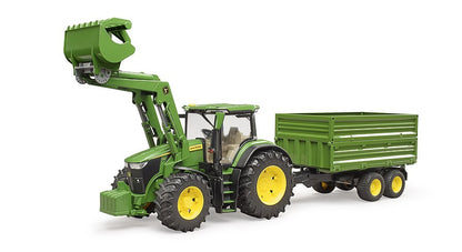 John Deere 7R 350 mit Frontlader und Tandemachstransportanhänger (grün)