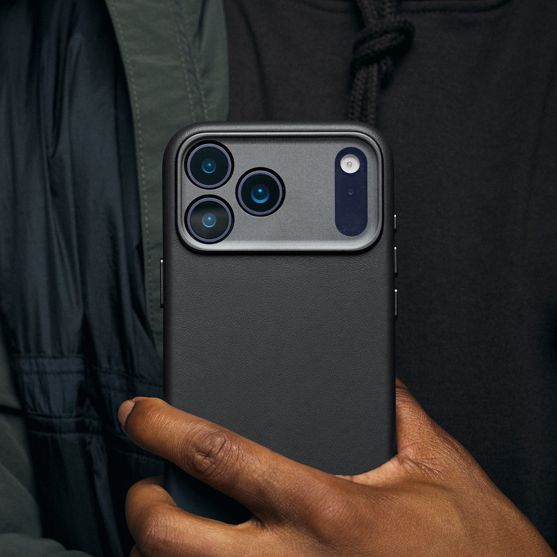 Decoded Leather Backcover for iPhone 17 Pro in Black