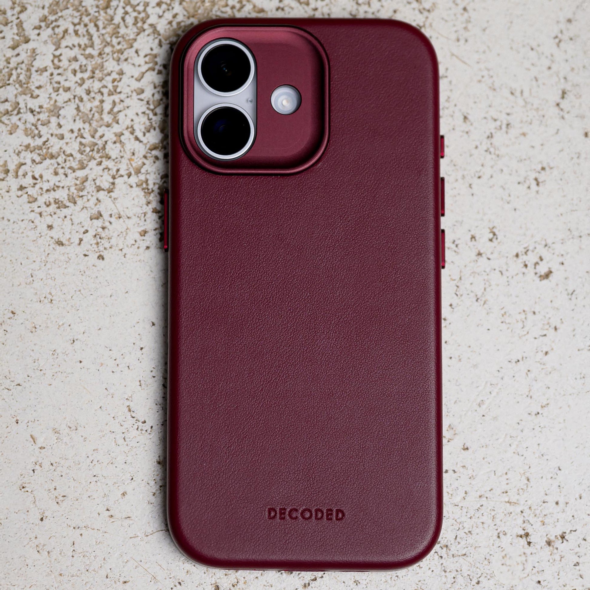 Decoded Leather Backcover for iPhone 17 in Dark Ruby