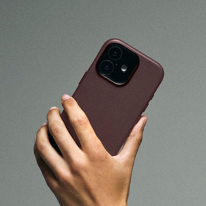 Decoded Leather Backcover for iPhone 17 in Chocolate Brown