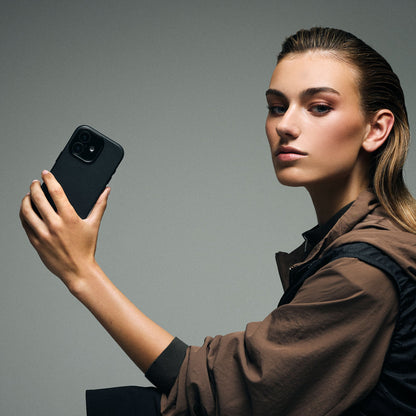 Decoded Leather Backcover for iPhone 17 in Black