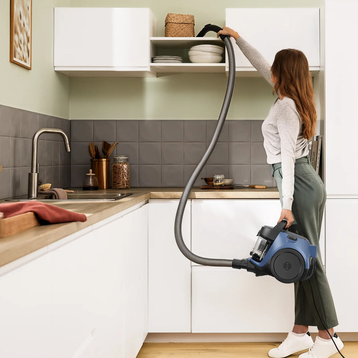 Bosch Serie 2 BGC05LBU2 vacuum 1.5 L Cylinder vacuum Dry 700 W Bagless
