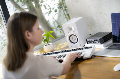 Yamaha HS3 White - active two-way near-field monitors, pair