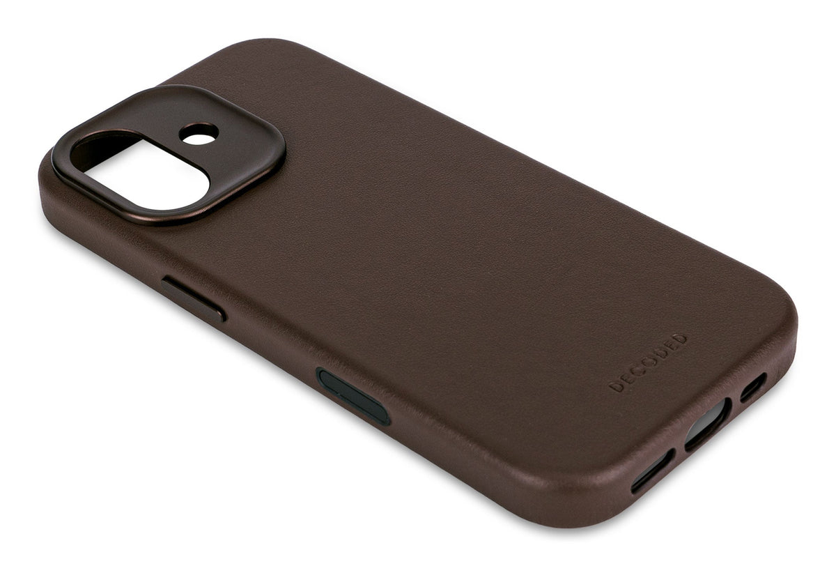 Decoded Leather Backcover for iPhone 17 in Chocolate Brown